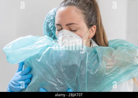 Coronavirus. Porträt von Ärzten und Krankenschwestern, die in den Krankenhäusern arbeiten und gegen das Coronavirus kämpfen. Ärzte sind Helden. Ärzte in den Schutzanzügen Stockfoto