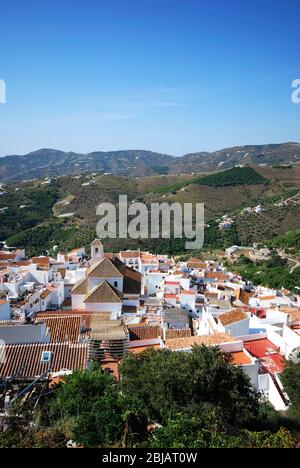 Blick auf Dorf und umliegende Landschaft, Frigiliana, Provinz Malaga, Andalusien, Spanien, Westeuropa. Stockfoto