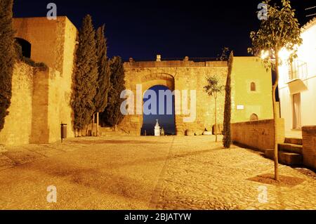 Riesen-Bogen (Arco de los Gigantes) bei Nacht, Antequera, Provinz Malaga, Andalusien, Spanien. Stockfoto