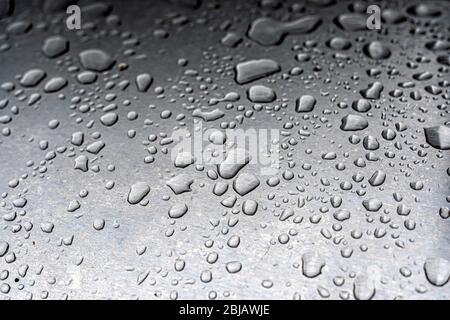 Wassertropfen auf einer Metalloberfläche Stockfoto