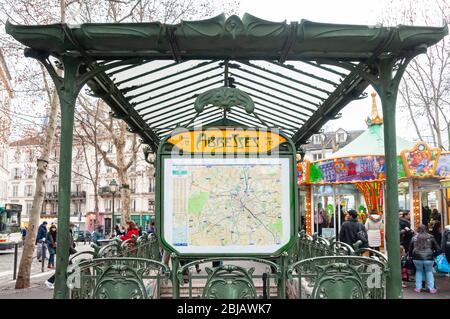 Paris, Frankreich. Januar 2012. Eine Metrostation in Paris. U-Bahn-Eingang / Ausgang Paris. Stockfoto