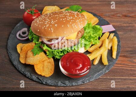 Hamburger mit Pommes frites auf einer Schiefertafel Platte Stockfoto