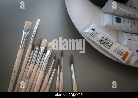 Nahaufnahme der Ölfarben- und Farbpinsel. Stockfoto