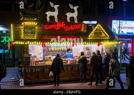 Fastfood-Stand auf einem Weihnachtsmarkt in Dortmund. Stockfoto