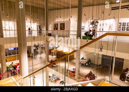 Athen, Griechenland - 15. Dezember 2019: Innenräume des neuen Gebäudes der Nationalbibliothek von Griechenland in Stavros Niarchos Foundation Cultural Center (SNFCC) Stockfoto