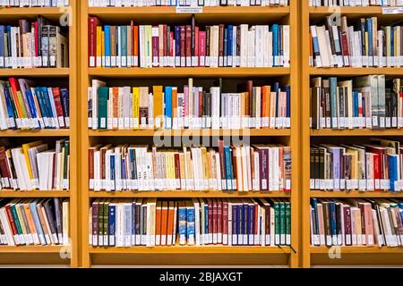 Athen, Griechenland - 15. Dezember 2019: Innenräume des neuen Gebäudes der Nationalbibliothek von Griechenland in Stavros Niarchos Foundation Cultural Center (SNFCC) Stockfoto