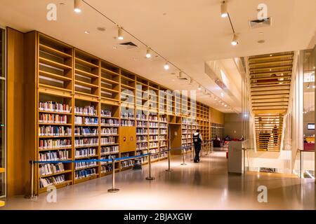 Athen, Griechenland - 15. Dezember 2019: Innenräume des neuen Gebäudes der Nationalbibliothek von Griechenland in Stavros Niarchos Foundation Cultural Center (SNFCC) Stockfoto