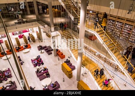 Athen, Griechenland - 15. Dezember 2019: Innenräume des neuen Gebäudes der Nationalbibliothek von Griechenland in Stavros Niarchos Foundation Cultural Center (SNFCC) Stockfoto