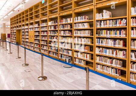 Athen, Griechenland - 15. Dezember 2019: Innenräume des neuen Gebäudes der Nationalbibliothek von Griechenland in Stavros Niarchos Foundation Cultural Center (SNFCC) Stockfoto