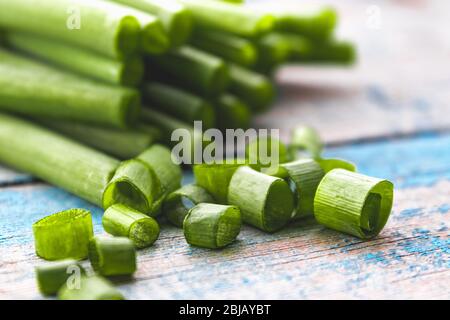 Frische grüne Zwiebel in Ringe geschnitten und liegt auf dem Tisch. Zwiebeln sind reich an Vitaminen und Mineralstoffen. Stockfoto