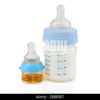 Fütterungsflasche mit Babymilch und Flasche mit Medizin auf weißem Hintergrund Stockfoto