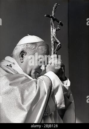 Papst Johannes Paul II. (Karol Jozef Woytila) bei seinem ersten Besuch im November 1980 in Deutschland. Gebet während eines Gottesdienstes in Fulda --- Papst Johannes Paul II. (Karol Jozef Wojtyla), Deutschlandbesuch am 16.11.1980 in Fulda Stockfoto