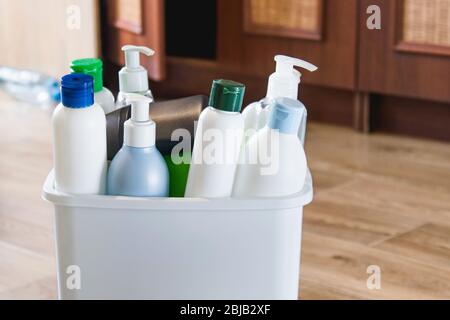 Weißer Mülleimer mit Hausmüll. Plastikflaschen im Behälter. Mülleimer mit Müll in der Küche. Stockfoto