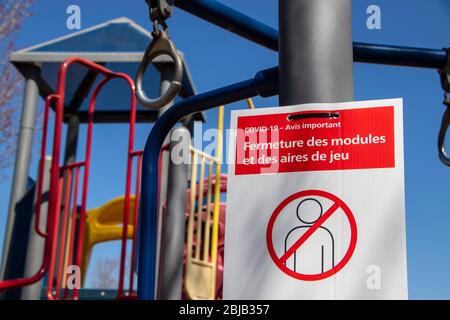 23. April 2020 : Montreal, QC, Canada: Warnschild vor einem geschlossenen Spielplatz während der Coronavirus COVID-19 Pandemie Stockfoto