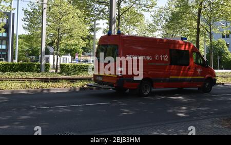 Bonn, Deutschland. April 2020. Einsatzfahrzeug der Feuerwehr Tierrettung. Quelle: Horst Galuschka/dpa/Alamy Live News Stockfoto