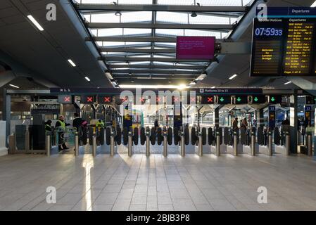 London, England. Geschlossene Bahnschranken und Abfahrtbrett am Bahnhof London Bridge. Stockfoto