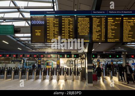 London, England. Geschlossene Bahnschranken und Abfahrtbrett am Bahnhof London Bridge. Stockfoto