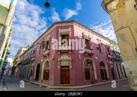 Neoklassizistischen Balkon mit Dekoration, bunte Eckhaus im Zentrum von Alt-Havanna. Rosa und weißes Gebäude im Herzen der kubanischen Hauptstadt. Stockfoto