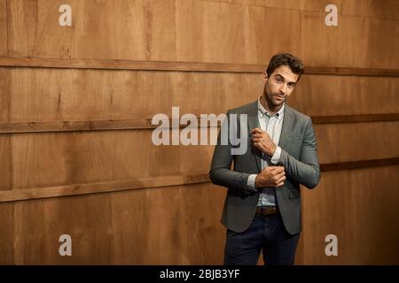 Stilvoller Mann im Blazer in einer trendigen Lounge Stockfoto