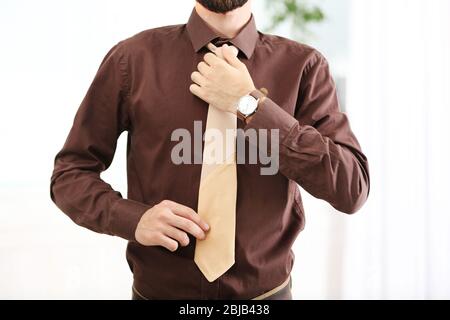 Mann Anpassung Lederband im Büro Stockfoto