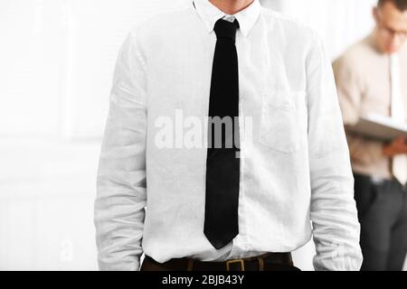 Mann Anpassung Lederband im Büro Stockfoto