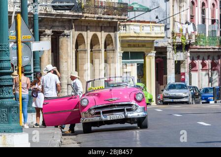 Alte Havanna, Kuba. Klassisches, farbenfrohes amerikanisches Auto auf der Straße Paseo del Marti. Diese Autos sind typisch und als Taxi für Touristen verwendet. Stockfoto