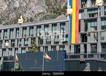 Andorra la Vella, Andorra. 29. April 2020 : die sieben Poetas von Jaume Plensa, foto aus dem Gebäude, wo der Consell General d'Andorra ist loca Stockfoto