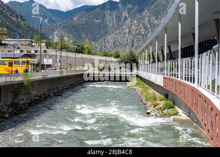 Andorra. Andorra La Vella. 29. April 2020. Busbahnhof von Andorra la Vella in sonnigen Tag. Einsperelung durch das COVID-19 Virus, am Nachmittag. Stockfoto