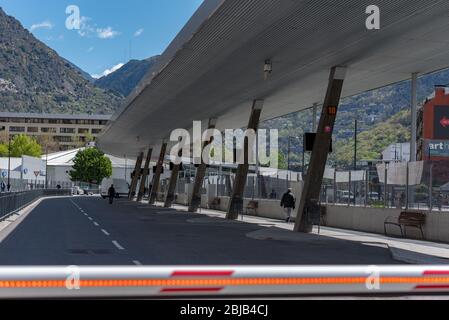 Andorra. Andorra La Vella. 29. April 2020. Busbahnhof von Andorra la Vella in sonnigen Tag. Einsperelung durch das COVID-19 Virus, am Nachmittag. Stockfoto