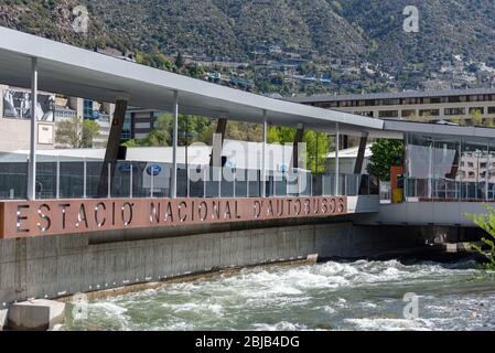 Andorra. Andorra La Vella. 29. April 2020. Busbahnhof von Andorra la Vella in sonnigen Tag. Einsperelung durch das COVID-19 Virus, am Nachmittag. Stockfoto