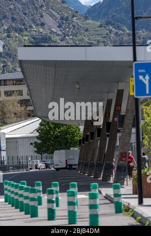 Andorra. Andorra La Vella. 29. April 2020. Busbahnhof von Andorra la Vella in sonnigen Tag. Einsperelung durch das COVID-19 Virus, am Nachmittag. Stockfoto