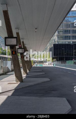 Andorra. Andorra La Vella. 29. April 2020. Busbahnhof von Andorra la Vella in sonnigen Tag. Einsperelung durch das COVID-19 Virus, am Nachmittag. Stockfoto