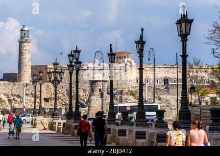 Menschen zu Fuß auf Paseo de Marti, Castillo de San Salvador de la Punta und Morro Burg Festung, Leuchtturm und Wahrzeichen von Havanna, Kuba. Stockfoto