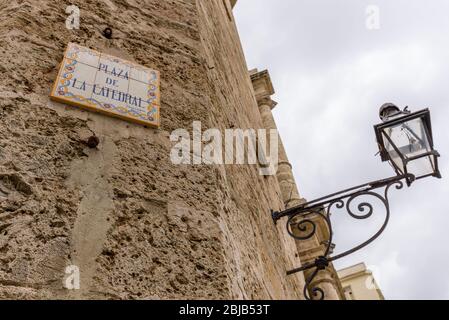 Straßenschild an der kolonialen Fassade an der Ecke Calle de la Obra Pia und Calle de los Mercaderes, berühmte Straßen für Geschäfte und Hotels. Havanna, Kuba. Stockfoto