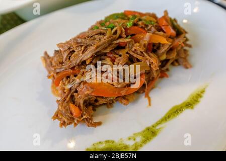 Ropa Vieja, traditionellen kubanischen Nationalgericht aus zerkleinertem Rindfleisch und Gemüse mit Tomaten, Paprika und Zwiebeln in Restaurants in Havanna serviert. Stockfoto