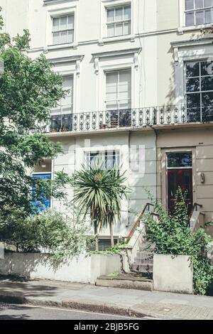 London/UK-30/7/18: Typisch britische Terrassenhäuser in St John's Wood. Terrassenhaus ist eine Form von mitteldichten Gehäuse, die in Europa entstanden, aber Stockfoto