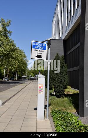 Bonn, Deutschland. April 2020. Parkscheinautomat Kredit: Horst Galuschka/dpa/Horst Galuschka dpa/Alamy Live News Stockfoto