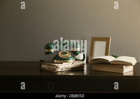 Altes Telefon auf dem Tisch im Zimmer Stockfoto