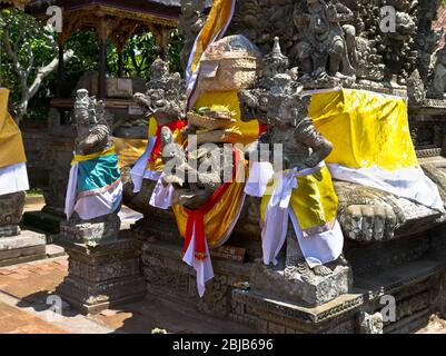 dh Balinese Batuan Tempel Götter BALI INDONESIEN traditionelle Hindu-Wache Statuen Kleider Angebote Wächter indonesisch Angebot Kultur asien Tempel Stockfoto