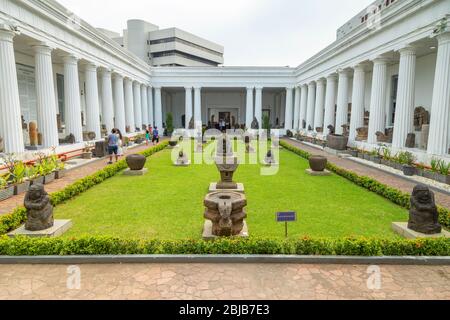 Jakarta, Indonesien - 14. Juli 2019: Gesamtansicht des Innenhofs und der Säulen des Nationalmuseums von Indonesien. Stockfoto