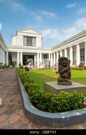 Jakarta, Indonesien - 14. Juli 2019: Gesamtansicht des Innenhofs und der Säulen des Nationalmuseums von Indonesien. Stockfoto