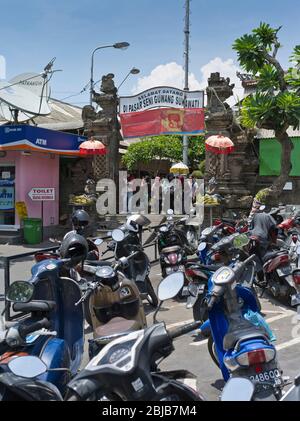 dh Balinesischer Markt Parkplatz BALI INDONESIEN Motorrad-Roller auf dem Parkplatz vor dem Hotel geparkt Stockfoto