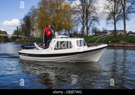 Neuer blau-weißer Flusskreuzfahrer auf dem Fluss Severn in Shrewsbury UK Stockfoto