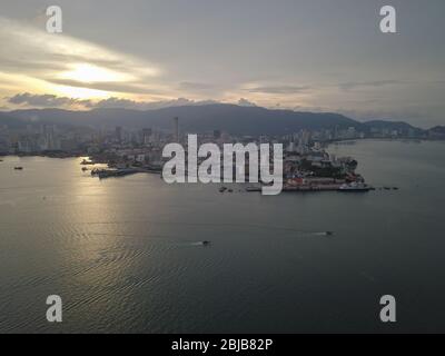 Luftaufnahme zwei Boote bewegen sich am Meer der Insel Penang. Stockfoto