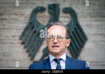 Berlin, Deutschland. April 2020. Außenminister Heiko Maas (SPD) kündigt bei einer Pressekonferenz vor dem Auswärtigen Amt die Verlängerung der weltweiten Reisewarnung wegen des Corona-Virus an. Die weltweite Reisewarnung wird zunächst bis zum 14. Juni 2020 gültig sein. Kredit: Kay Nietfeld/dpa/Alamy Live News Stockfoto