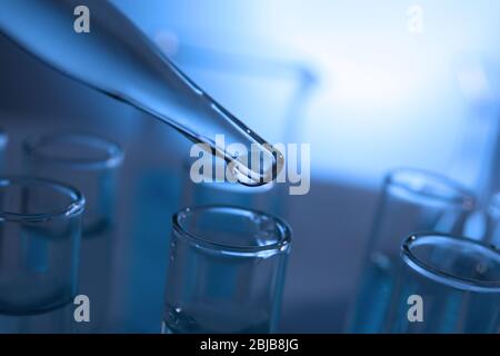 Wassertropfen aus dem Tropf im Rohr. Wassersparkonzept Stockfoto