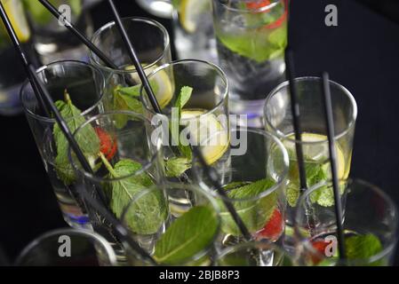 Erfrischendes Minze und Wasser Catering Service Konzept - Business Event Drinks aus bereit für den Service. Selektiver Fokus. Stockfoto