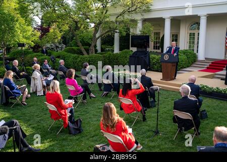 WASHINGTON DC, USA - 27. April 2020 - Präsident Donald J. Trump hört sich während des Coronavirus-Update-Briefings am Montag, 2. April, die Frage eines Reporters an Stockfoto