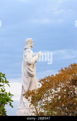 Seitliche Sicht auf die Statue von Christus von Havanna durch Jilma Madera. Es blickt auf den Hafen und die Bucht von einem Hügel im Osten der Stadt Havanna, Kuba. Stockfoto