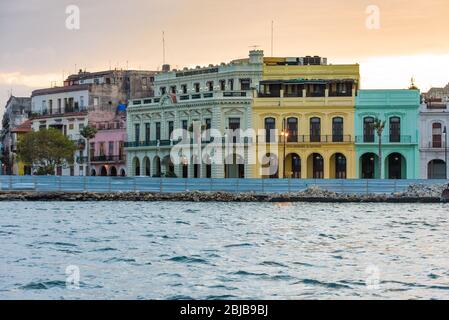 Kuba. Farbenfrohe Gebäude im Kolonialstil im Zentrum von Havanna am Meer in der Nähe des Hafens. Von der Lanchita de Casablanca aus gesehen. Stockfoto